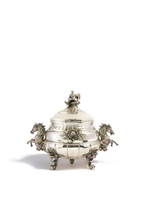 Magnificent tureen with hippocamps - photo 1