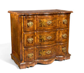 Small baroque chest of drawers