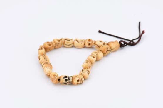 Ribbon with 19 carved skulls - фото 4