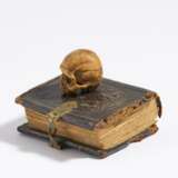 Miniature skull and small book - фото 2