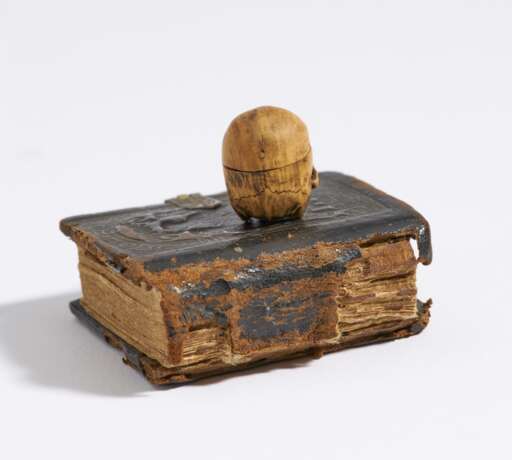 Miniature skull and small book - photo 3