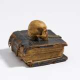 Miniature skull and small book - фото 4