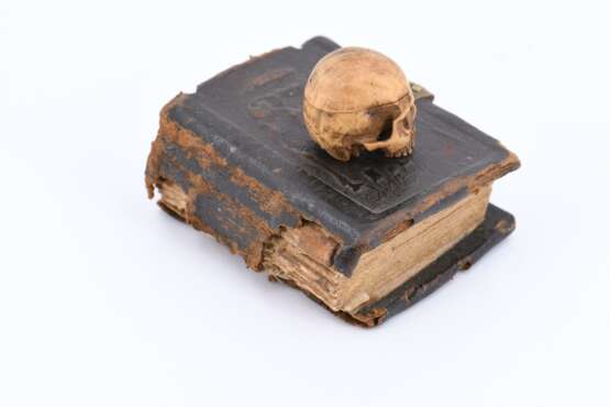 Miniature skull and small book - фото 6