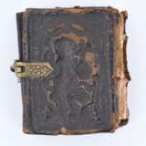 Miniature skull and small book - фото 8