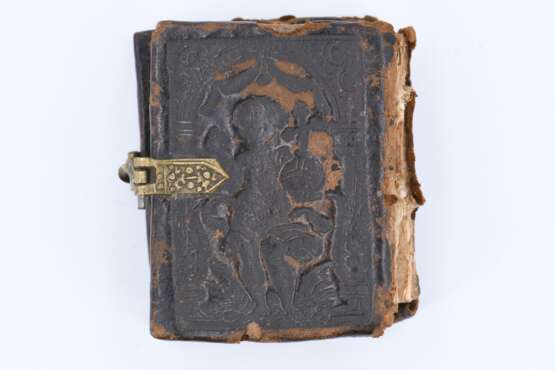Miniature skull and small book - фото 8