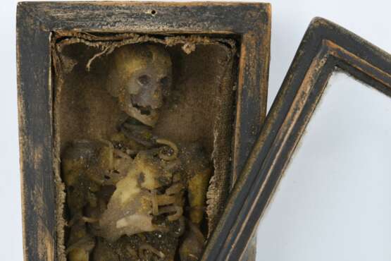 'Tödlein' in a glass coffin casket - Foto 3