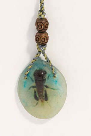Small oval pendant with insect - фото 1