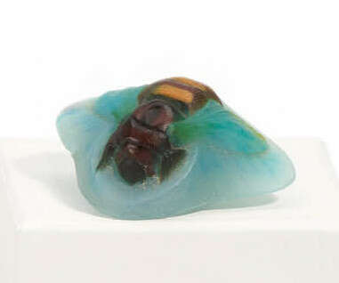 Small paperweight with bee - photo 1