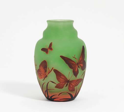 Vase with butterfly décor - photo 1