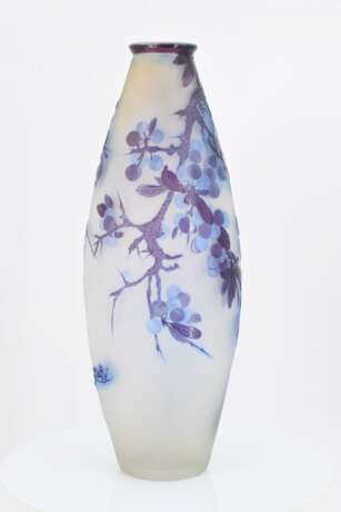 Vase with berry branches - photo 4