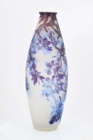 Vase with berry branches - photo 5