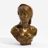 Bust of a young girl - photo 1