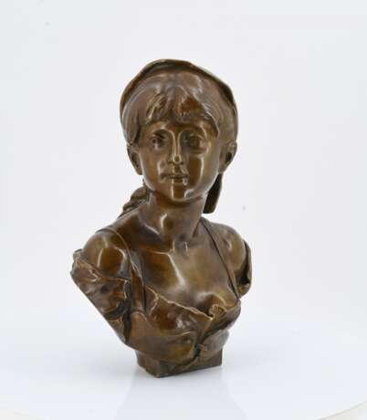 Bust of a young girl - photo 2