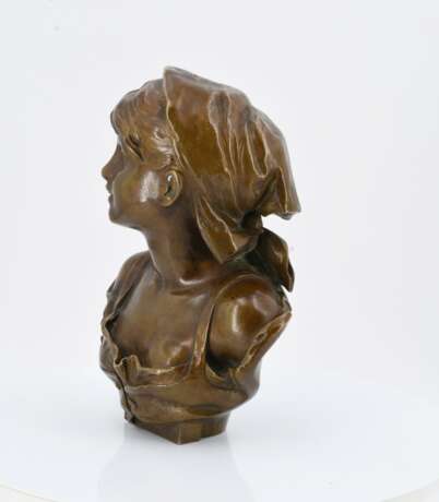 Bust of a young girl - photo 3