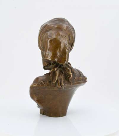 Bust of a young girl - photo 4