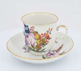 Cup and saucer with floral décor