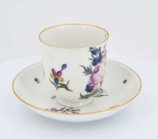 Cup and saucer with floral décor - Foto 4