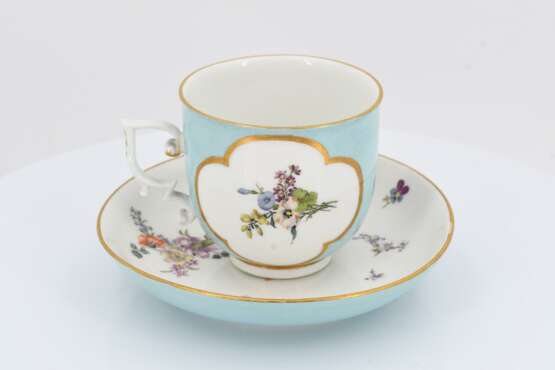 Cup and saucer with blue fond - Foto 2