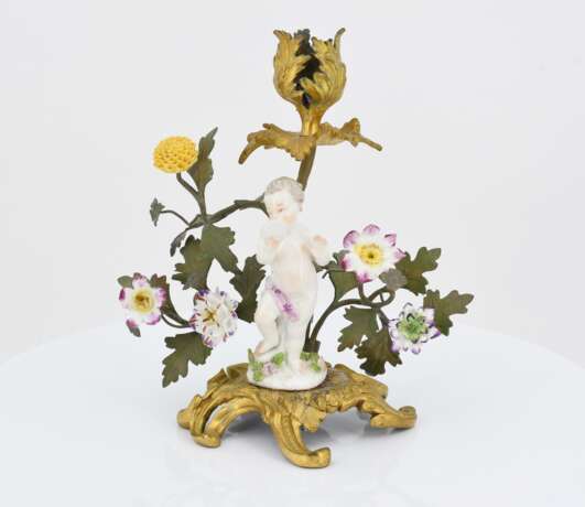 Pair of small candle holders with putti and porcelain flowers - фото 3