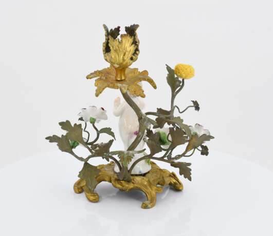 Pair of small candle holders with putti and porcelain flowers - Foto 5