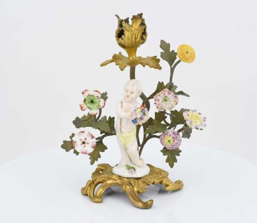 Pair of small candle holders with putti and porcelain flowers - photo 8