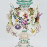 One large and two small porcelain potpourri vases with figural decor - Foto 9