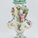 One large and two small porcelain potpourri vases with figural decor - Foto 10