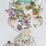 One large and two small porcelain potpourri vases with figural decor - Foto 11