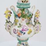 One large and two small porcelain potpourri vases with figural decor - Foto 12