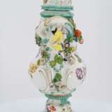 One large and two small porcelain potpourri vases with figural decor - Foto 14