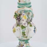 One large and two small porcelain potpourri vases with figural decor - Foto 16