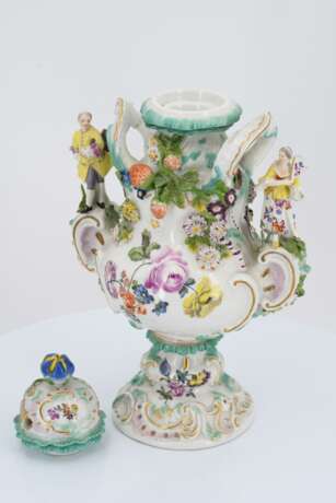 One large and two small porcelain potpourri vases with figural decor - Foto 17