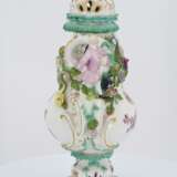 One large and two small porcelain potpourri vases with figural decor - Foto 20