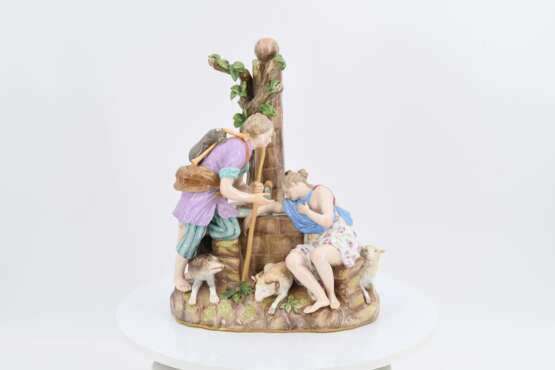 PORCELAIN GROUP OF SHEPHERDS AT THE WELL - Foto 2