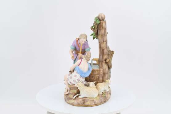 PORCELAIN GROUP OF SHEPHERDS AT THE WELL - Foto 3