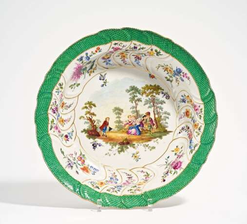 Large bowl with painted figural décor - фото 1