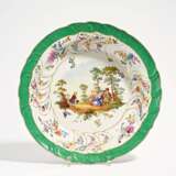 Large bowl with painted figural décor - photo 1