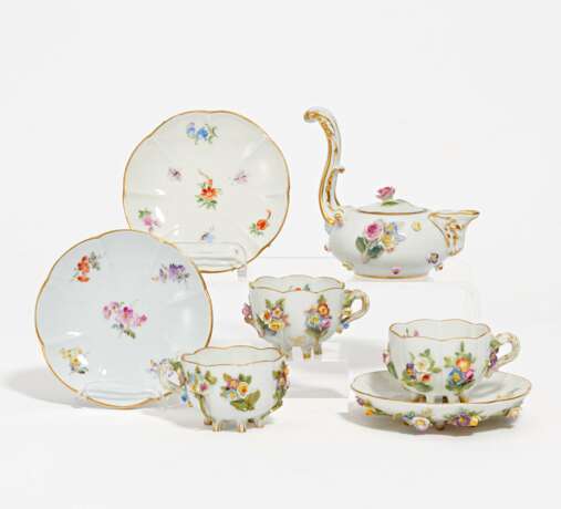 Jug and three cups with saucers decorated with applied flowers - фото 1