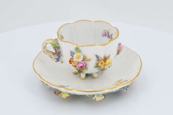 Jug and three cups with saucers decorated with applied flowers - photo 5