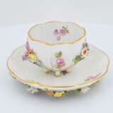 Jug and three cups with saucers decorated with applied flowers - Foto 6