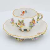 Jug and three cups with saucers decorated with applied flowers - Foto 7