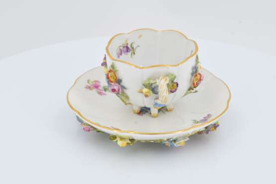 Jug and three cups with saucers decorated with applied flowers - photo 8