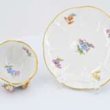 Jug and three cups with saucers decorated with applied flowers - Foto 9