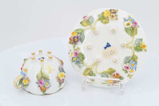 Jug and three cups with saucers decorated with applied flowers - Foto 10