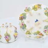 Jug and three cups with saucers decorated with applied flowers - Foto 10