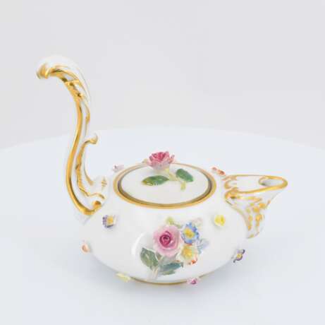 Jug and three cups with saucers decorated with applied flowers - Foto 11