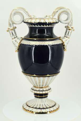 Porcelain snake handle vase and small lidded vase with cobalt blue fond - photo 2