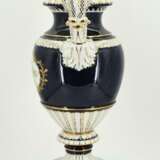 Porcelain snake handle vase and small lidded vase with cobalt blue fond - Foto 3