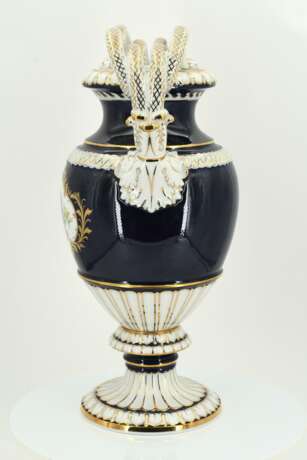 Porcelain snake handle vase and small lidded vase with cobalt blue fond - Foto 3