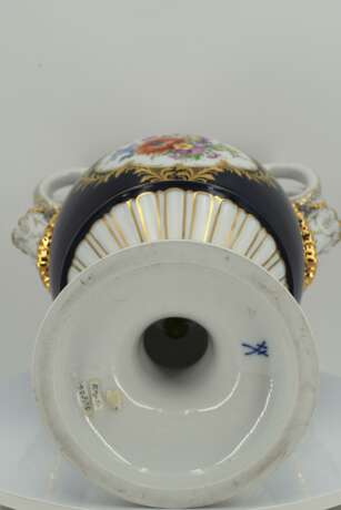 Porcelain snake handle vase and small lidded vase with cobalt blue fond - Foto 4